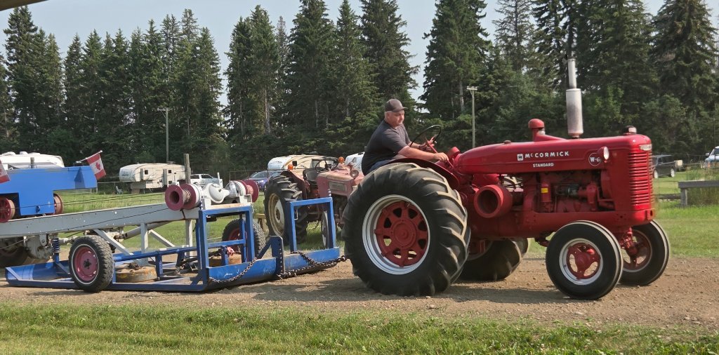 Massey Ferguson 4450 at Pull