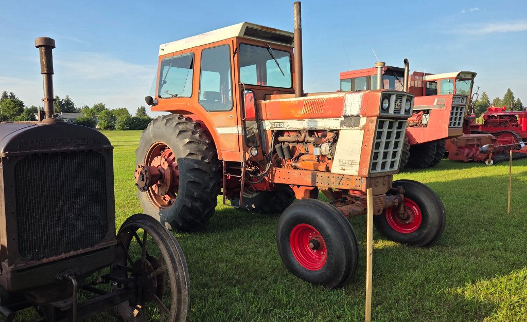 IH Tractor Display Row