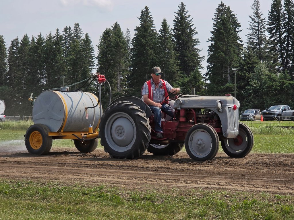 McCormick Farmall M — Pull with Crowd