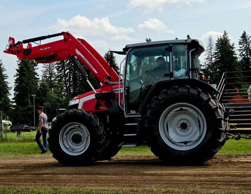 McCormick Farmall A — Side View Pull