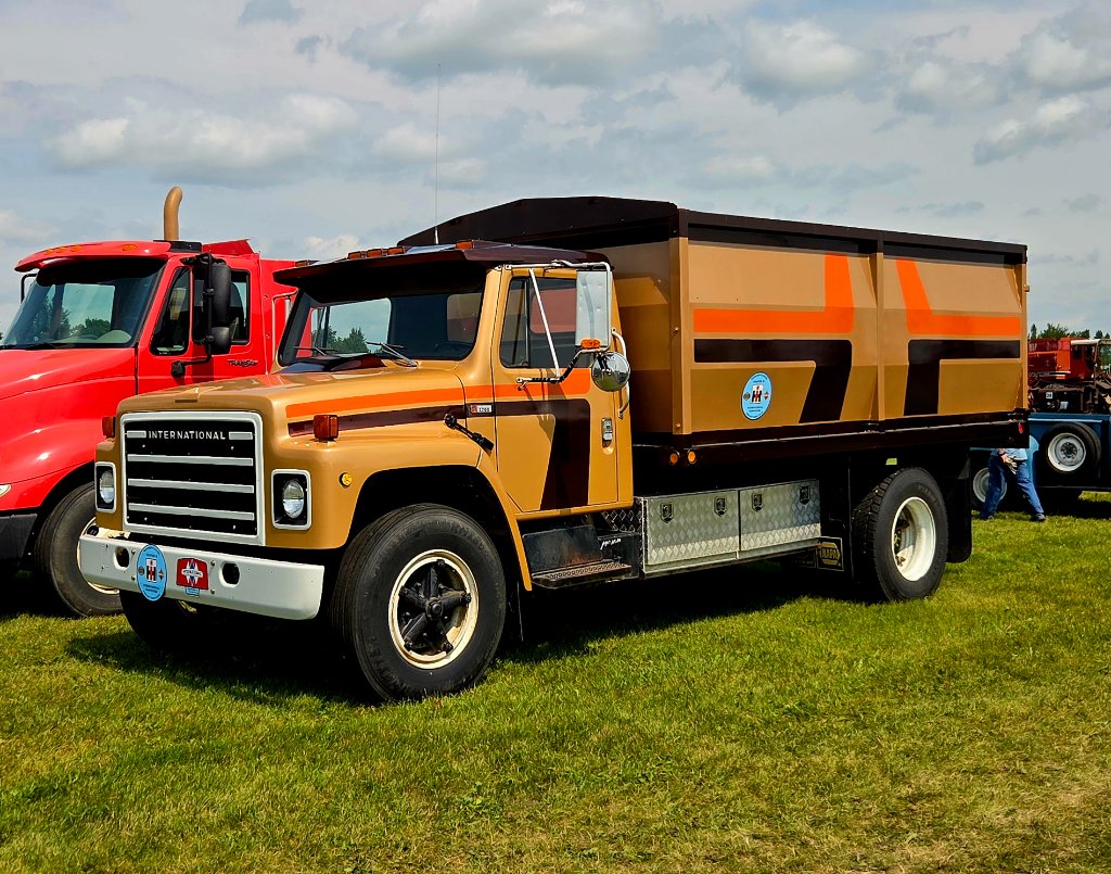 International W-450 — Tire Spin