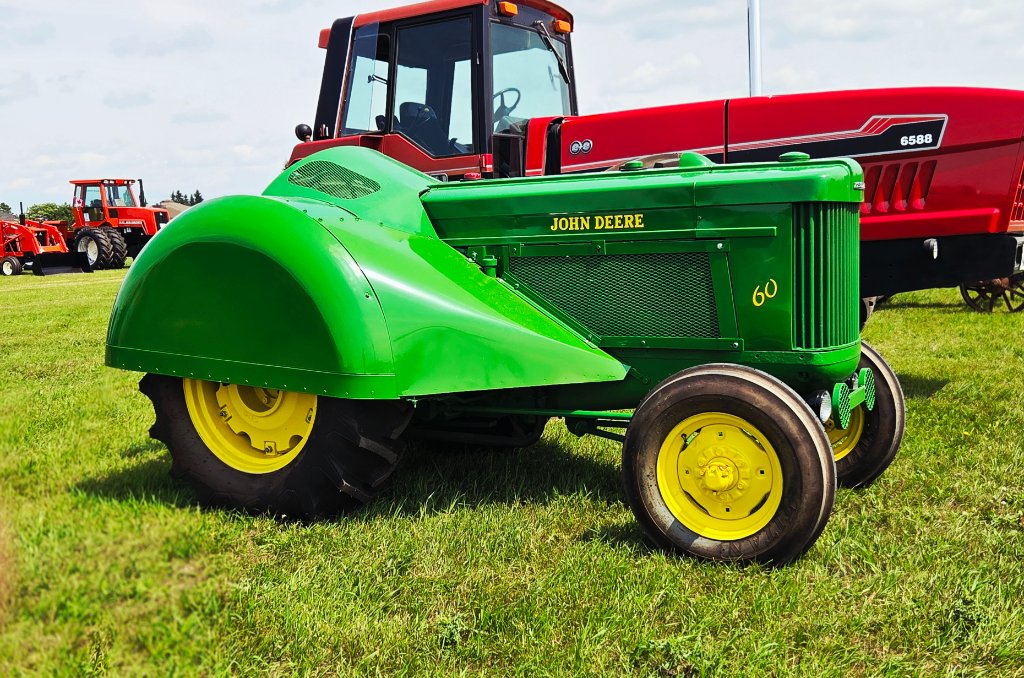 Farmall H — Tractor Pull Action