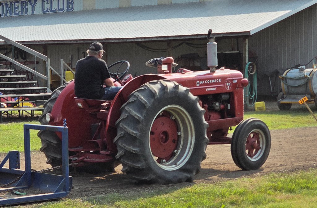 International W-450 — Tractor Pull Action