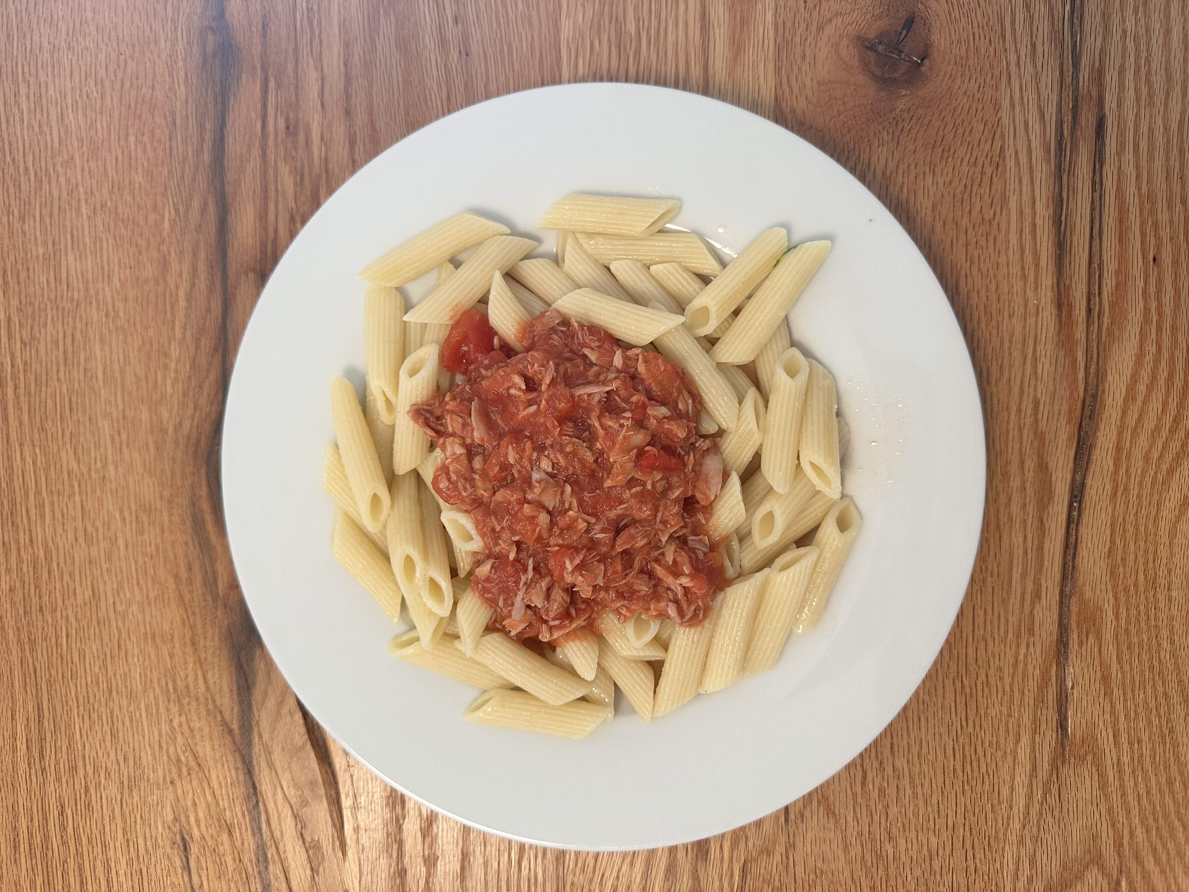 Hausgemachte Penne mit Thunfisch, Champignons und Spinat, dampfend auf einem Teller angerichtet von einem Nutzer.