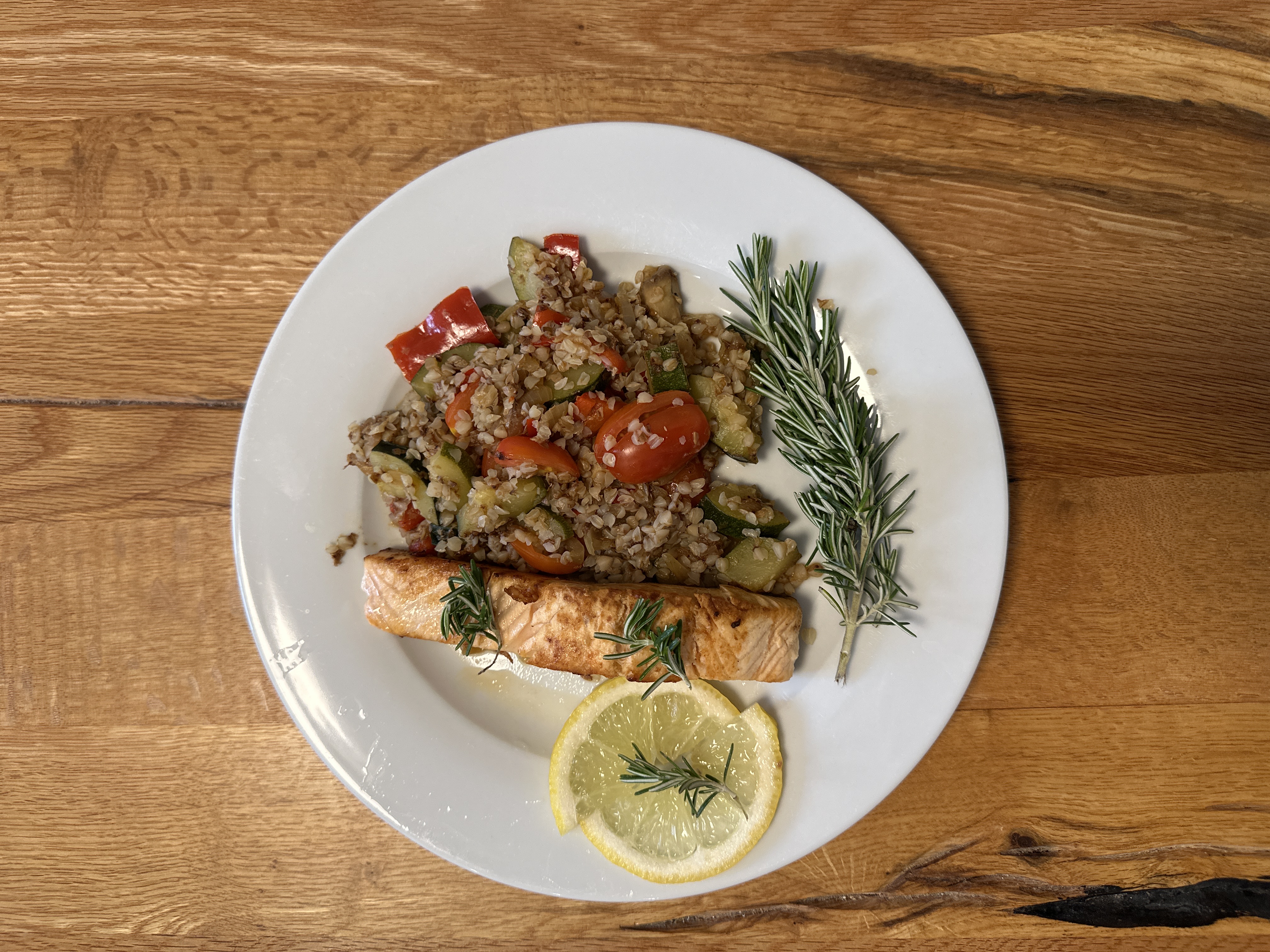 Authentische Lachs-Gemüse-Pfanne von einem echten Nutzer, frisch zubereitet und appetitlich auf einem Teller angerichtet.