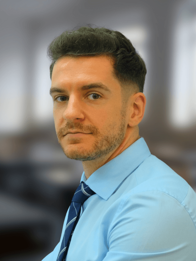 Shane Edwards, certified Cambridge IELTS examiner and teacher with over 10 years of teaching experience