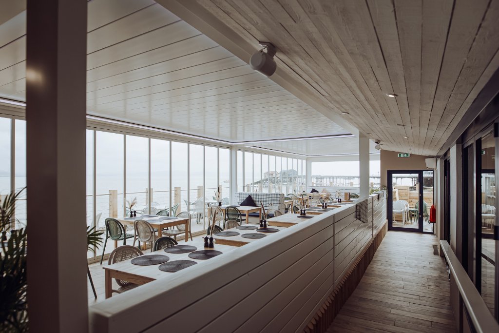 On The Rocks — Interior Roof Closed