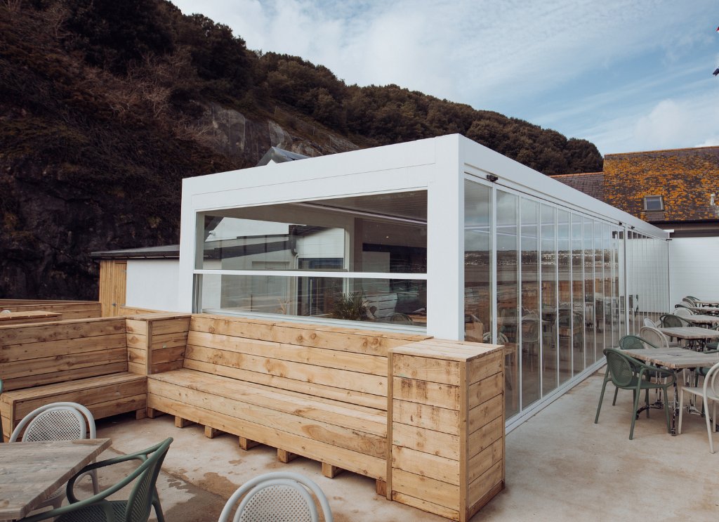 Dining space with retractable roof and removable side panels