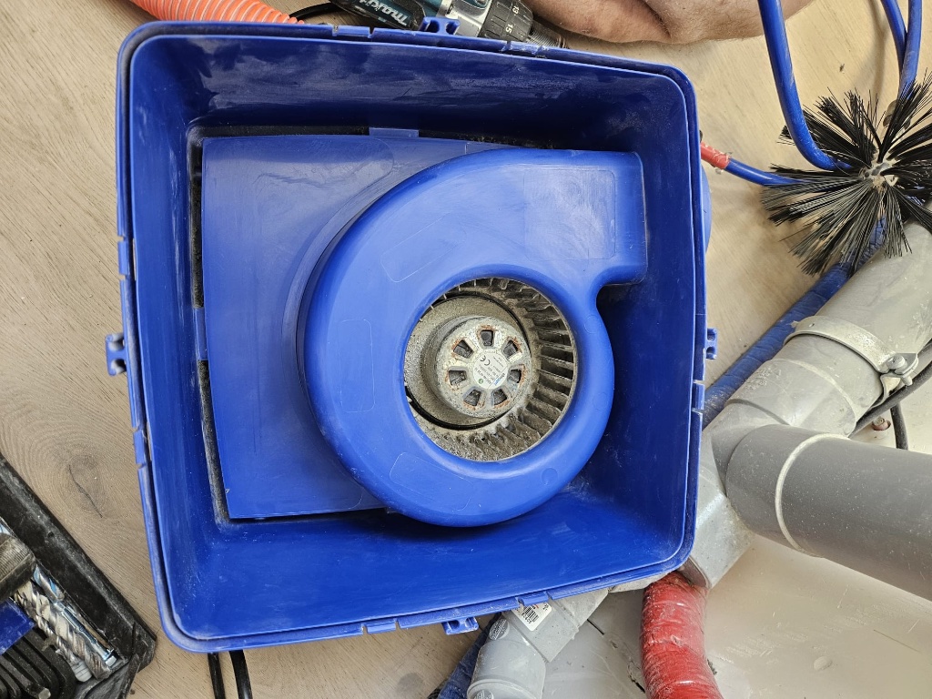 Schoongemaakte ventilatiebox (na)