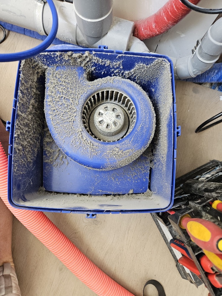 Vervuilde ventilatiebox (voor)