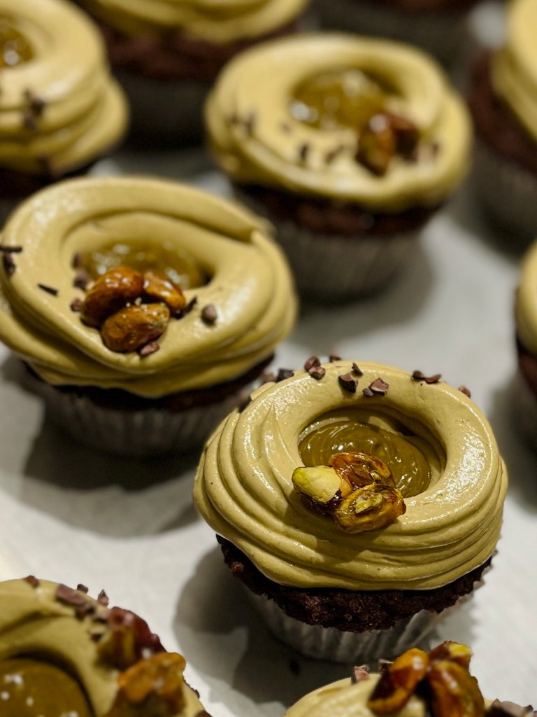 Schokoladen-Cupcakes mit Karamell-Frosting und karamellisierten Pistazien