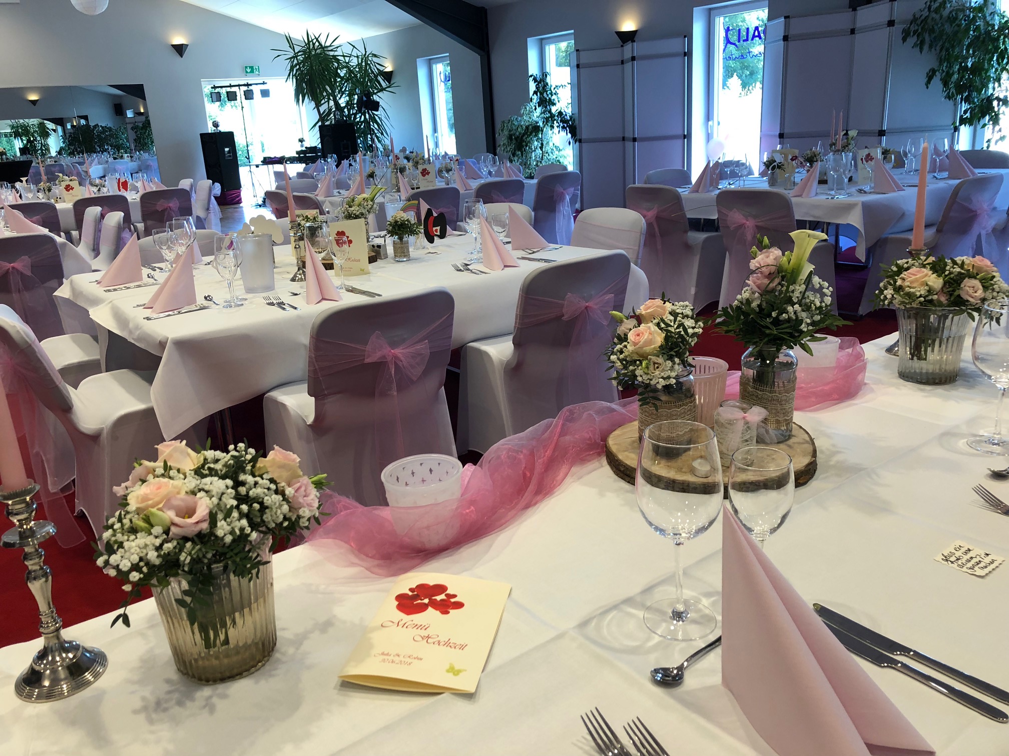 Hochzeitstische in Rosa und Weiß