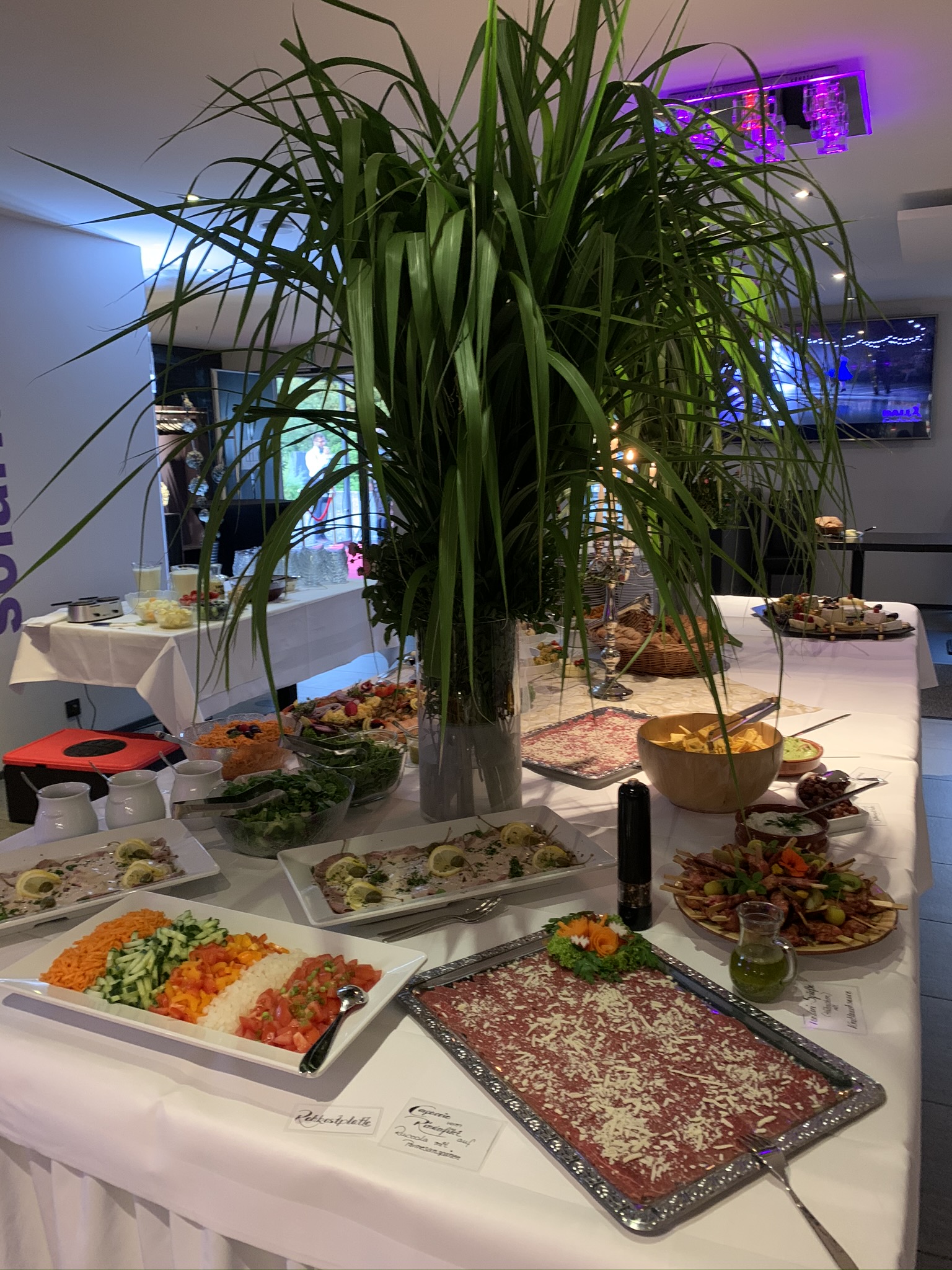 Buffet mit Salaten und Carpaccio