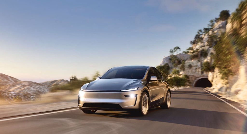 2025 Tesla Model Y Long Range AWD (Juniper) — tre quarti anteriore