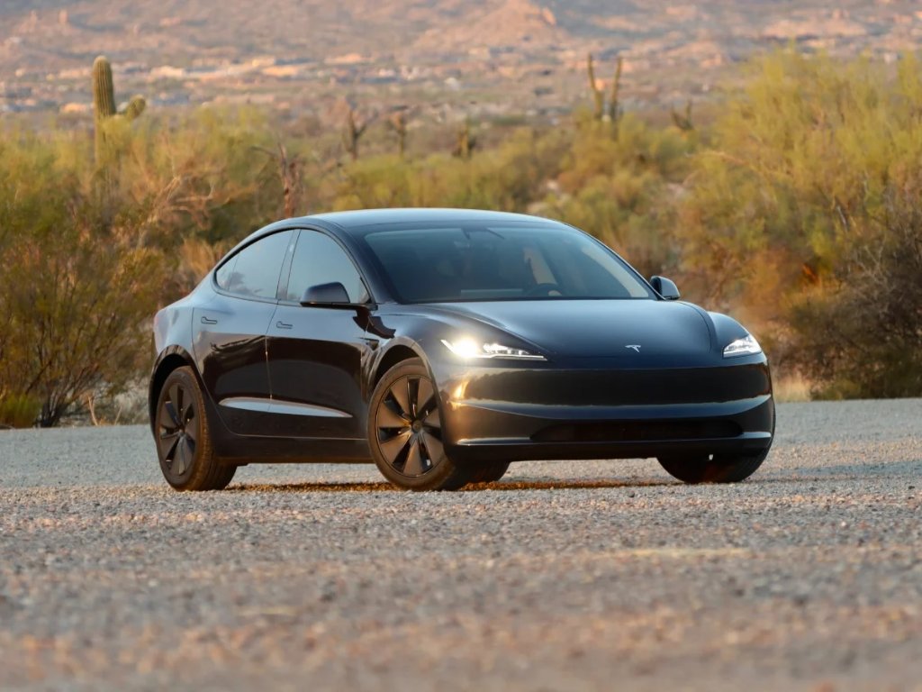 2025 Tesla Model 3 Long Range AWD — tre quarti anteriore