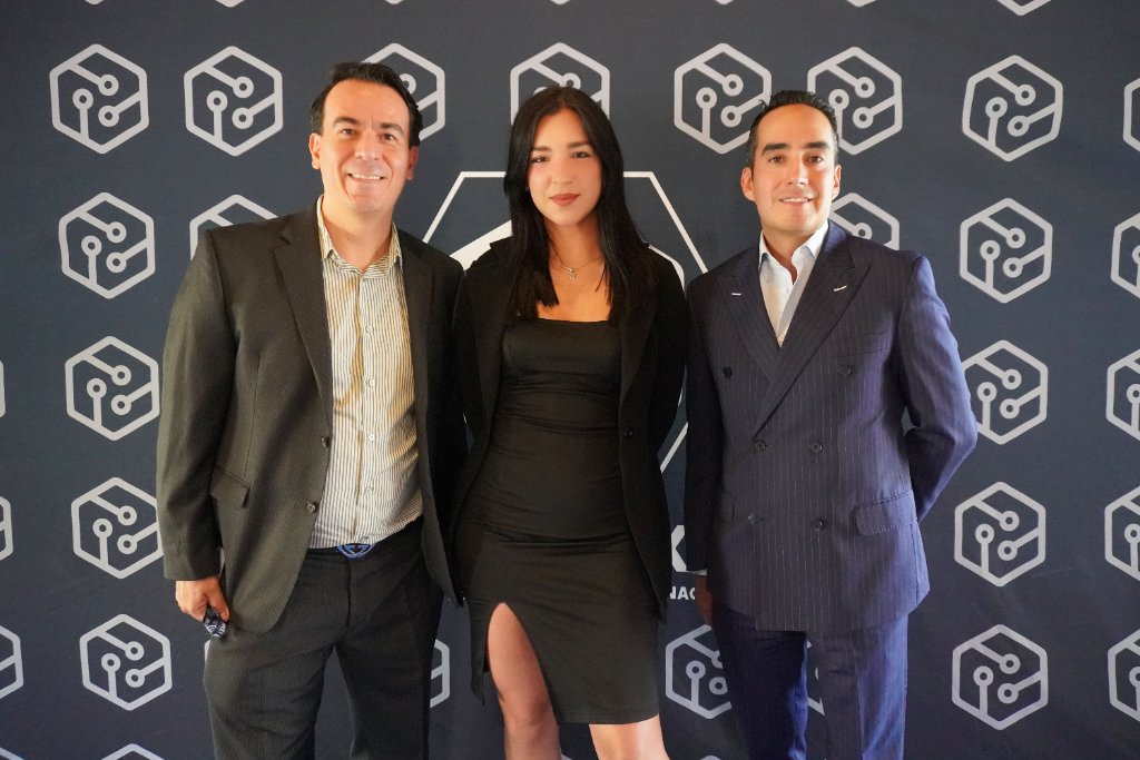 Tres líderes empresariales reunidos frente al muro de Mekanexia