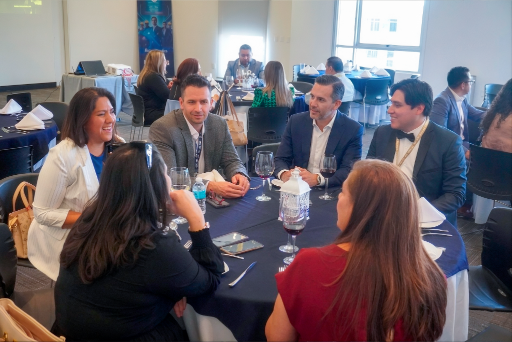 Empresarios conversando en Meet & Wine