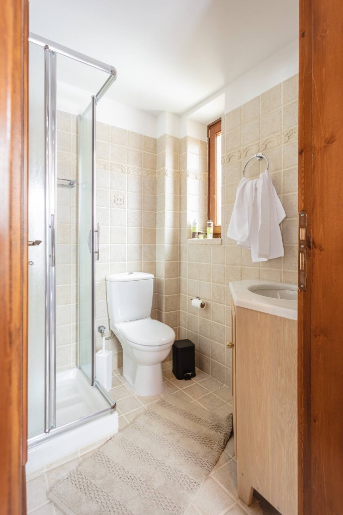 Modern bathroom with tub