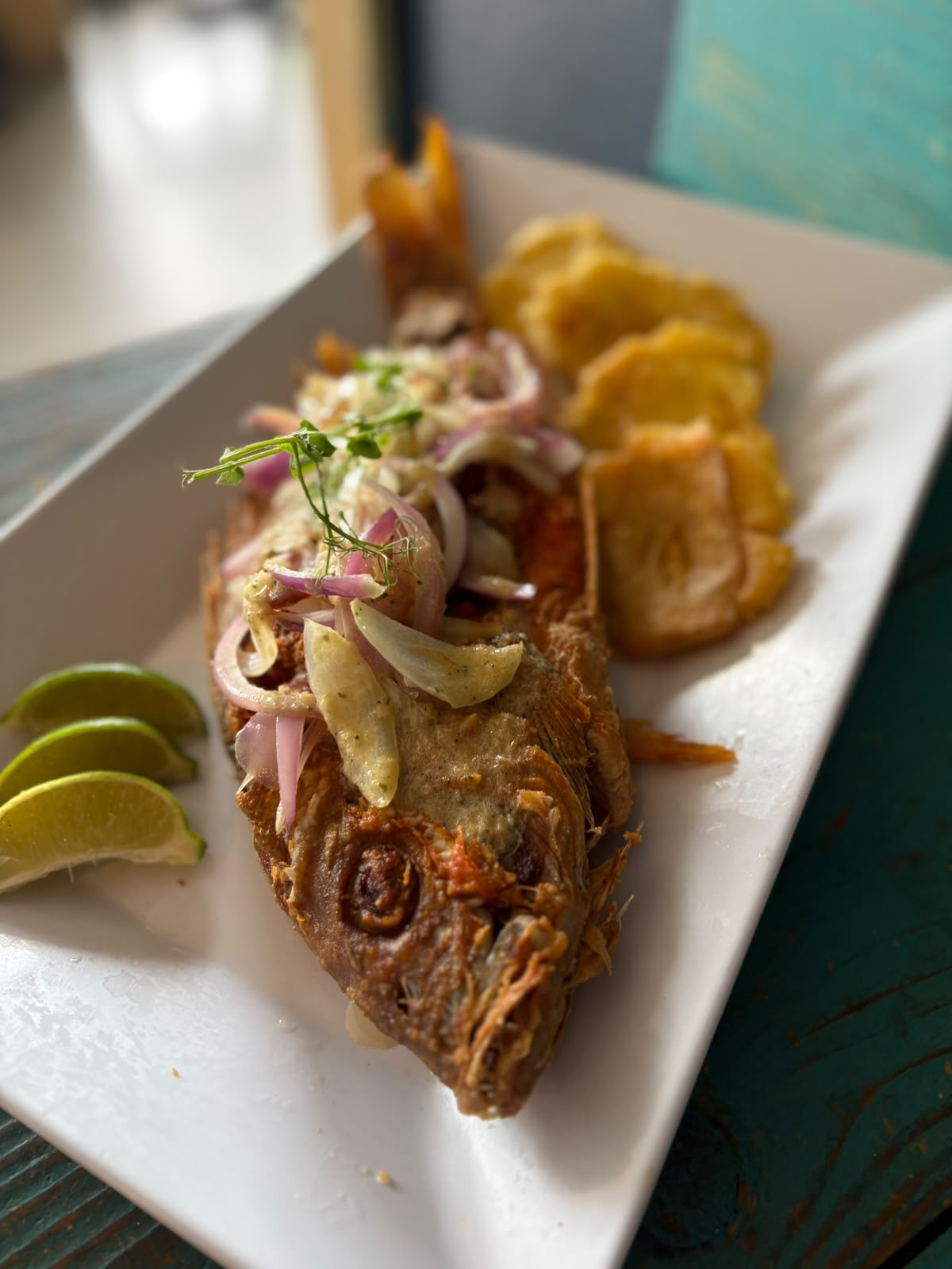 Chillo frito con tostones