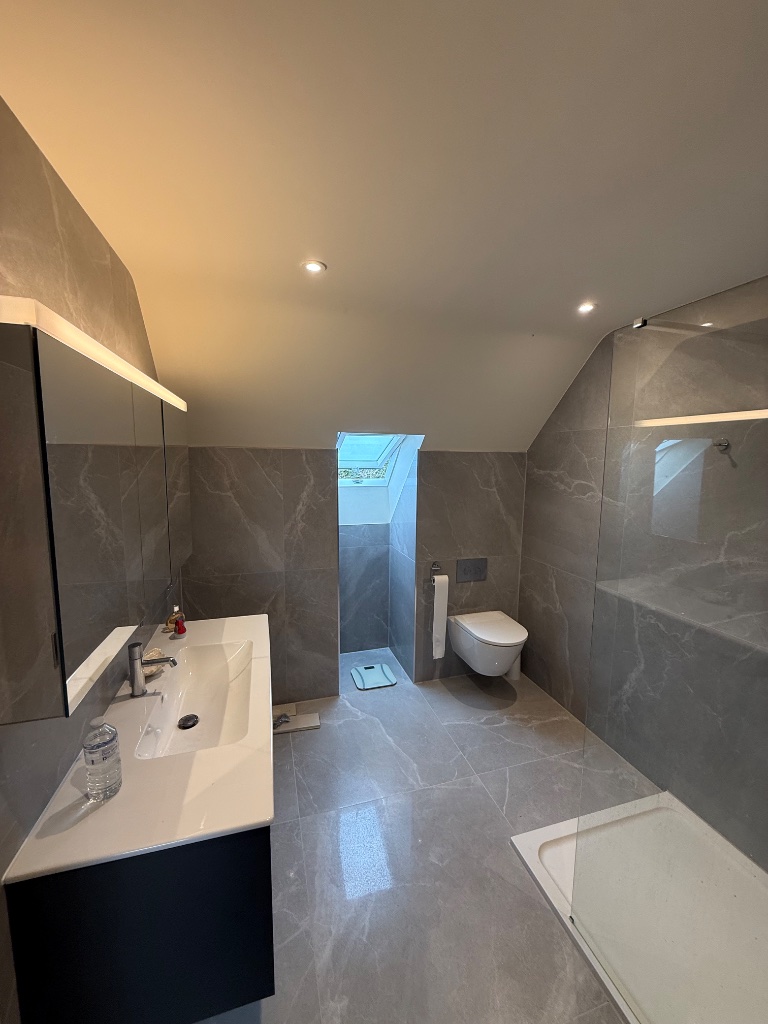 En-suite bathroom - recessed downlights and mirror lighting