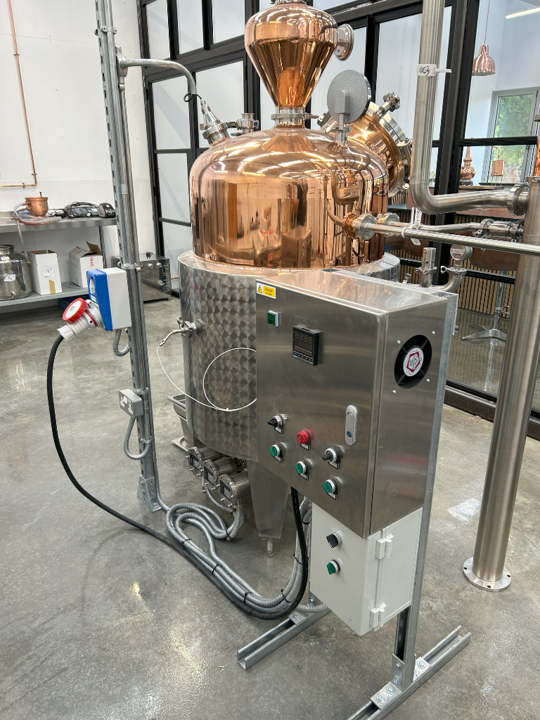 Copper still with 3-phase supply connection