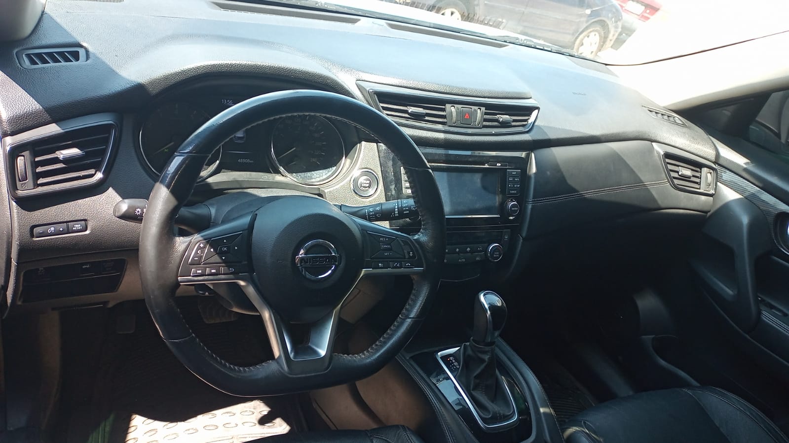 Interior terminado de Nissan X-Trail con tablero y volante completos