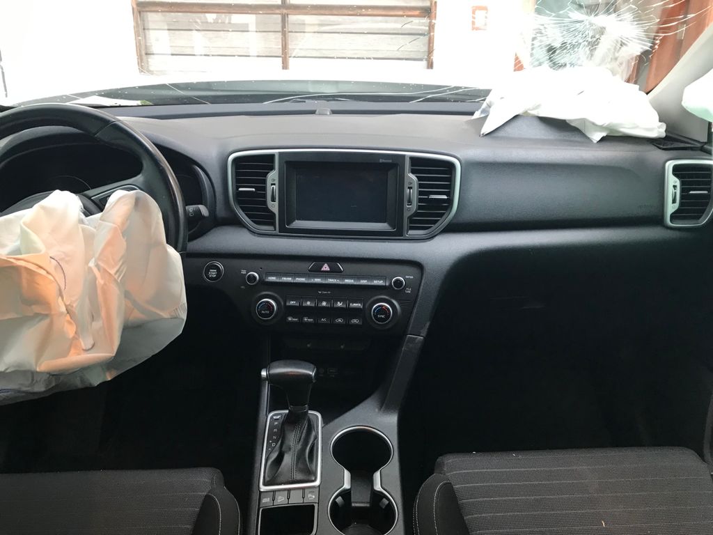 Interior real de vehículo con airbags desplegados