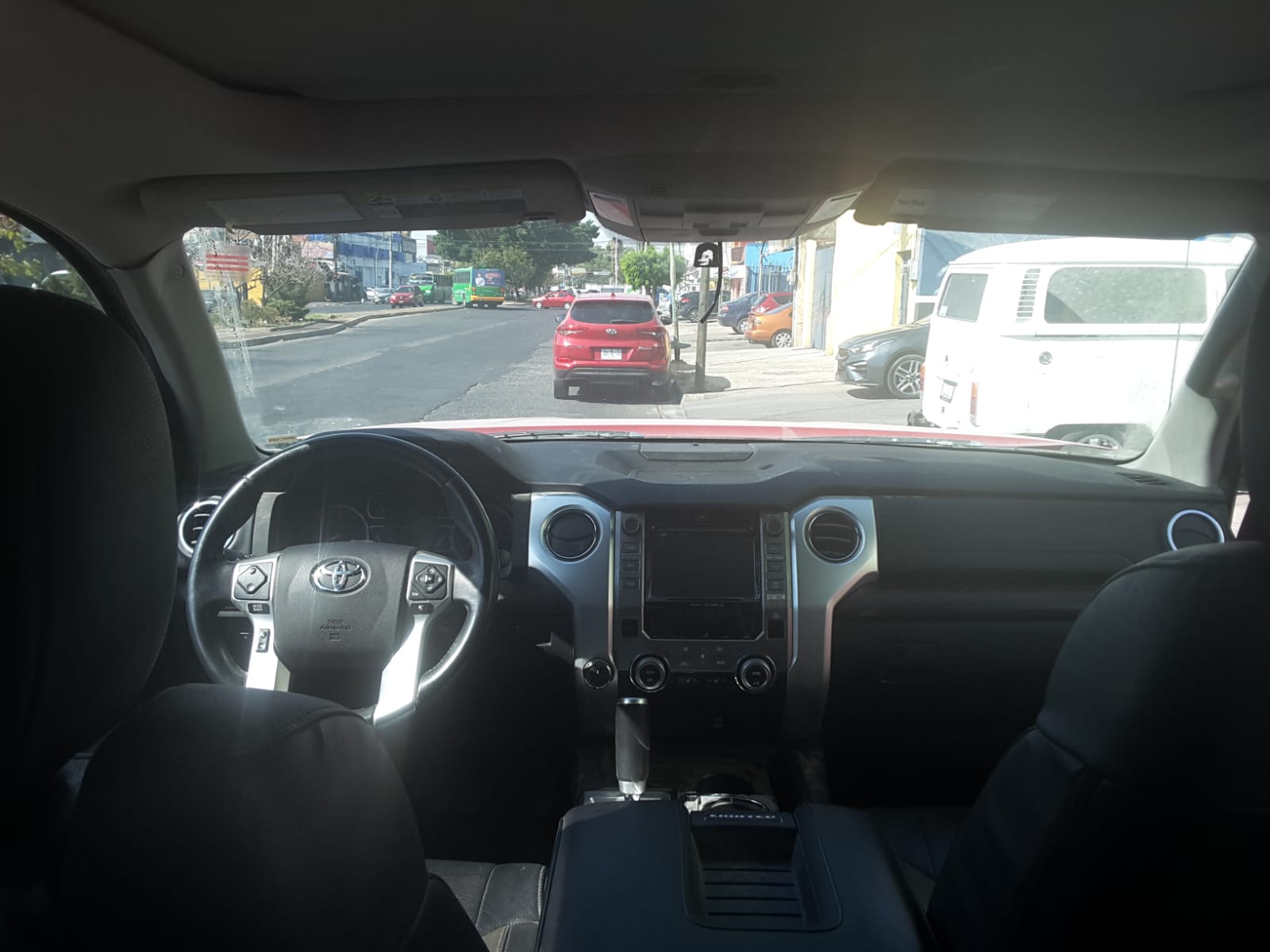 Interior de Toyota Tundra con tablero y volante completos