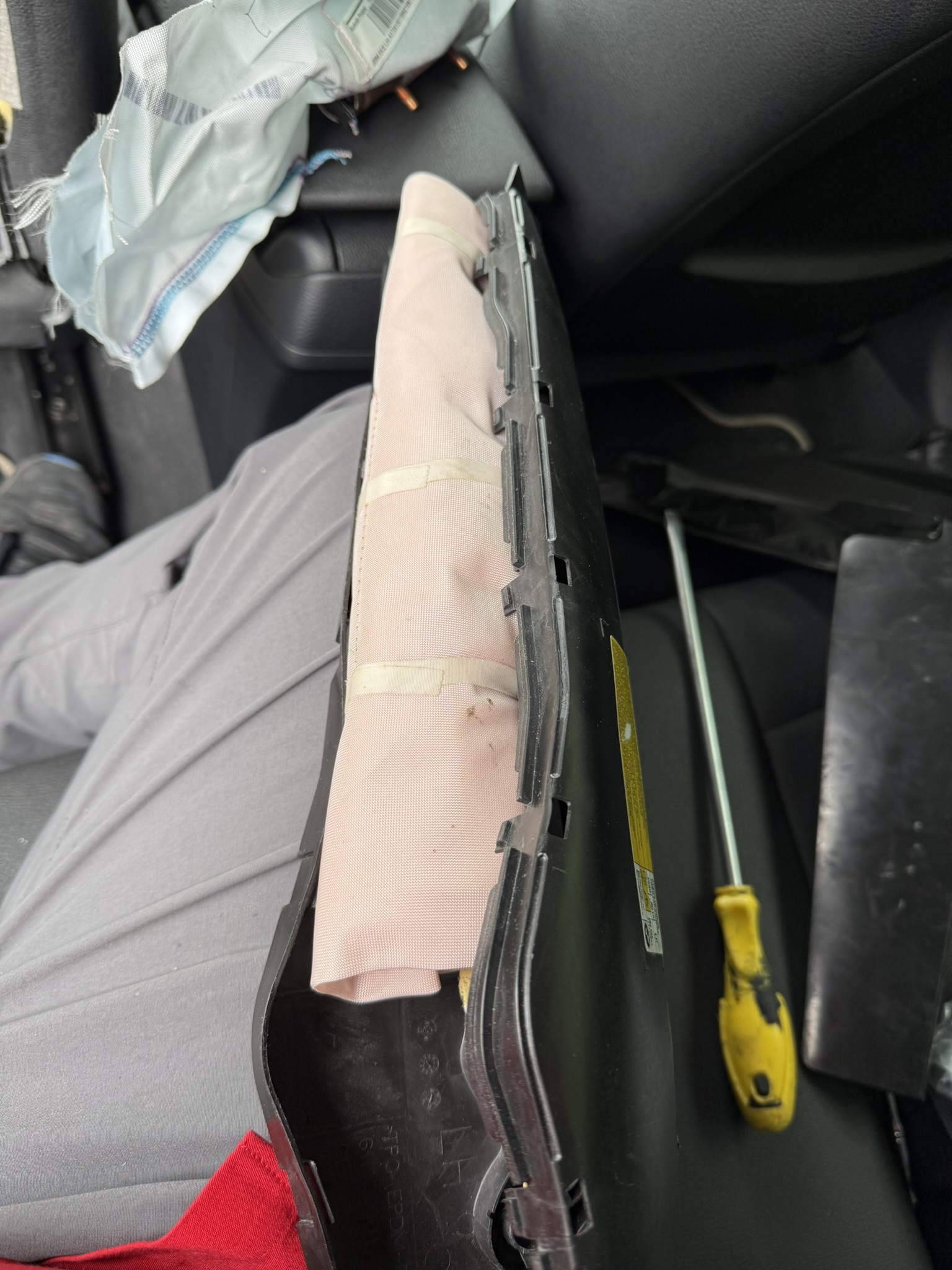 Bolsa de aire y cubierta desmontadas durante el proceso técnico