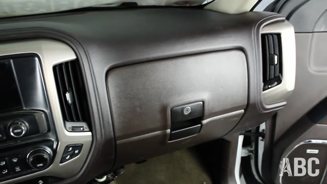 Interior terminado de GMC Denali con tablero y componentes instalados