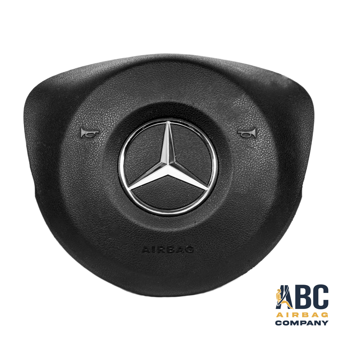 Cubierta frontal de airbag de volante Mercedes-Benz sobre fondo blanco