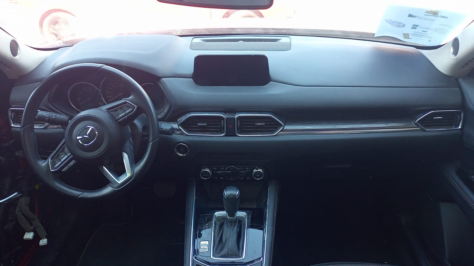 Interior de Mazda CX-5 con tablero completo terminado