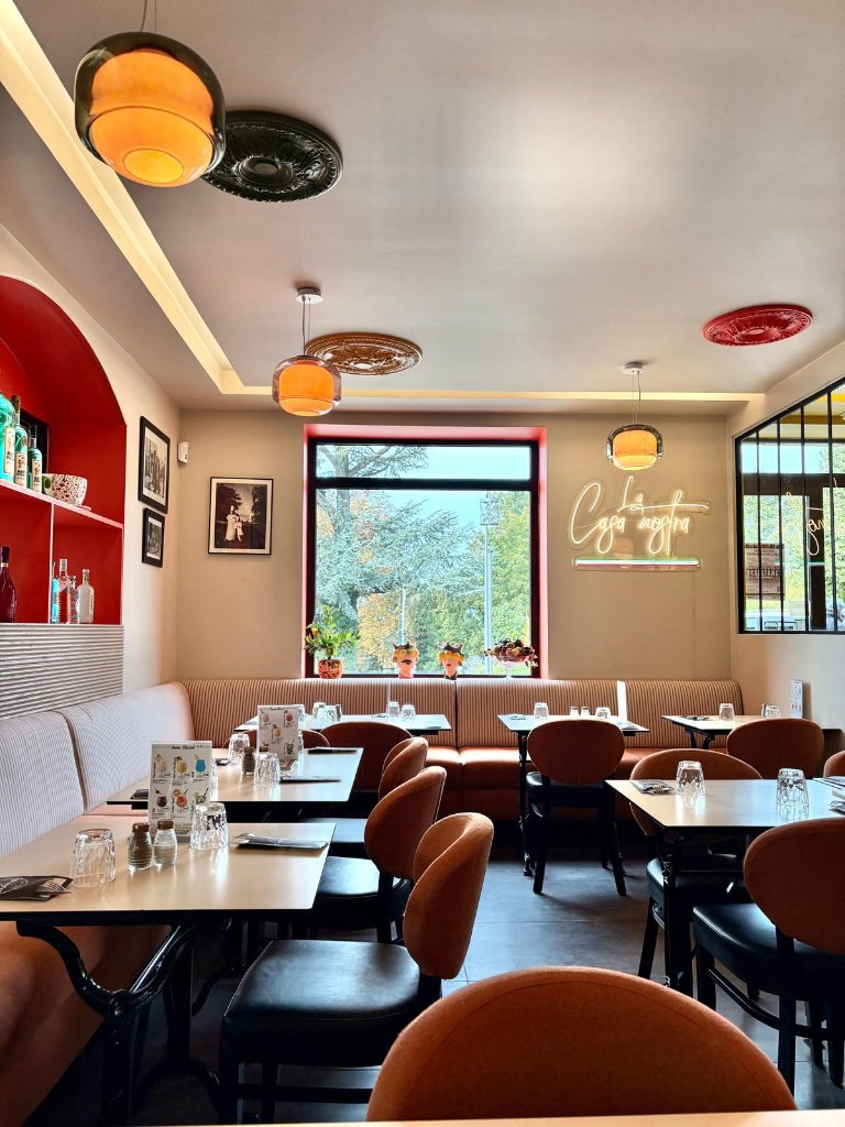 Salle du restaurant italien La Casa Nostra à Limonest