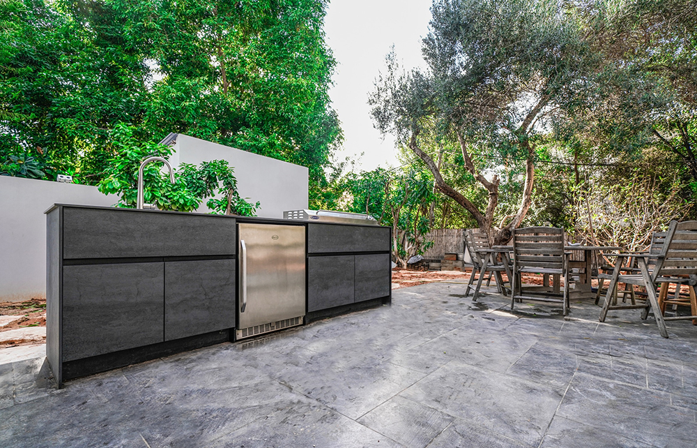 Modern Outdoor Kitchen