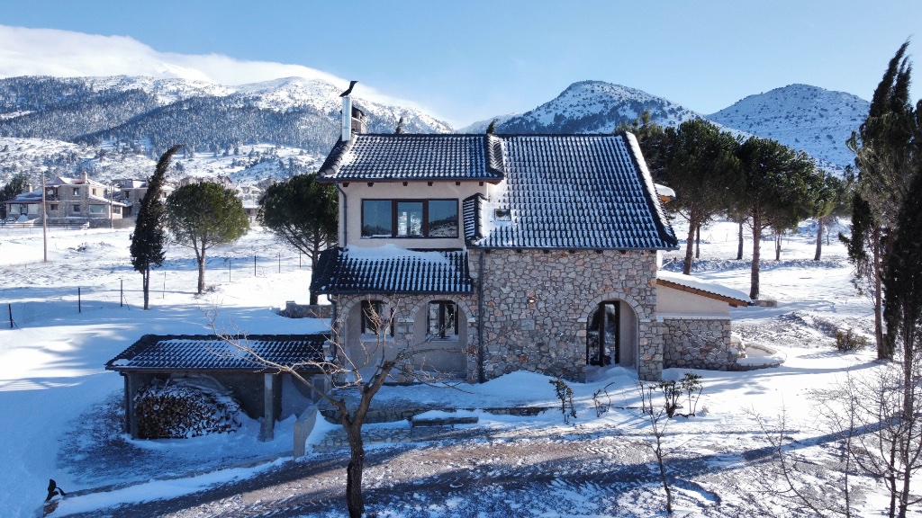 Η Villa Dianne με φόντο το ορεινό τοπίο του Παρνασσού
