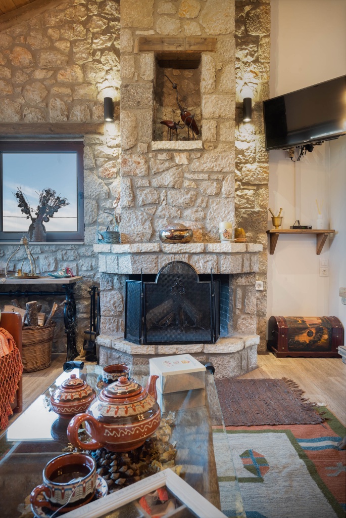 Living room with fireplace and lounge