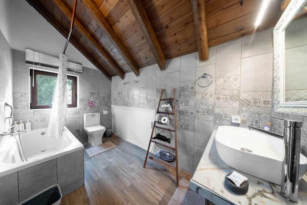 Modern bathroom with jacuzzi