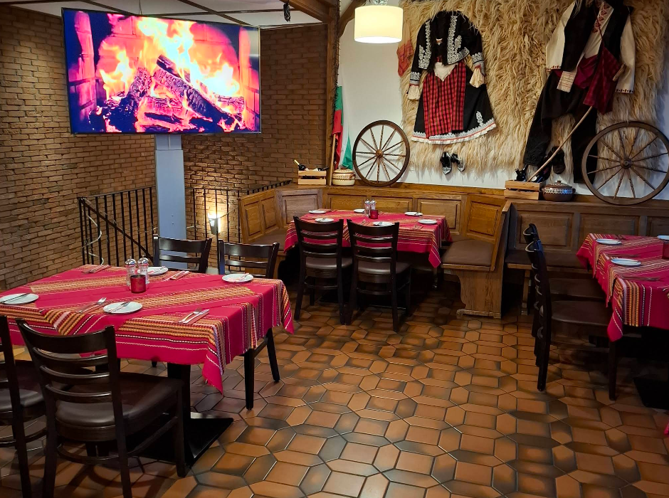 Gemütlicher Innenraum mit traditioneller bulgarischer Dekoration