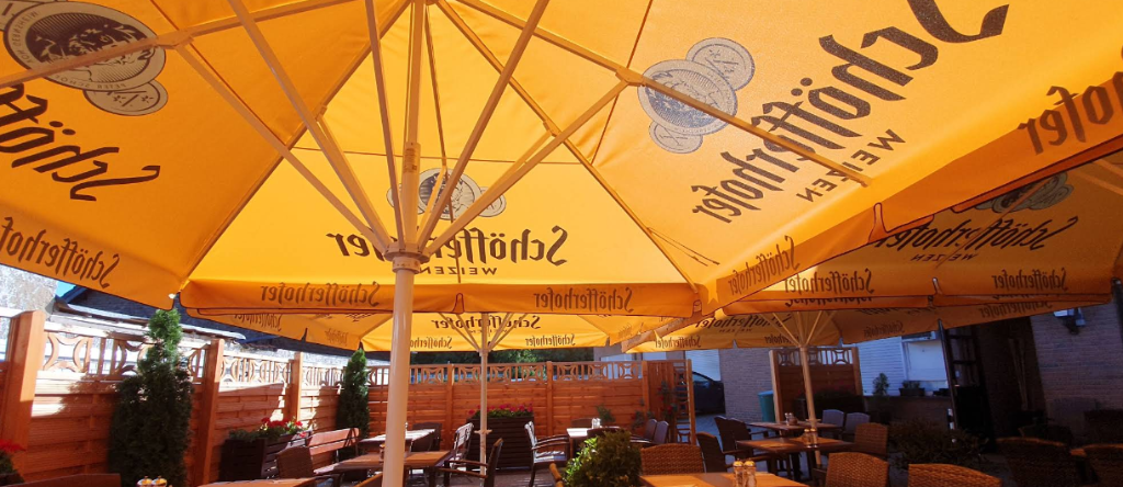 Sonnige Außenterrasse mit Sonnenschirmen