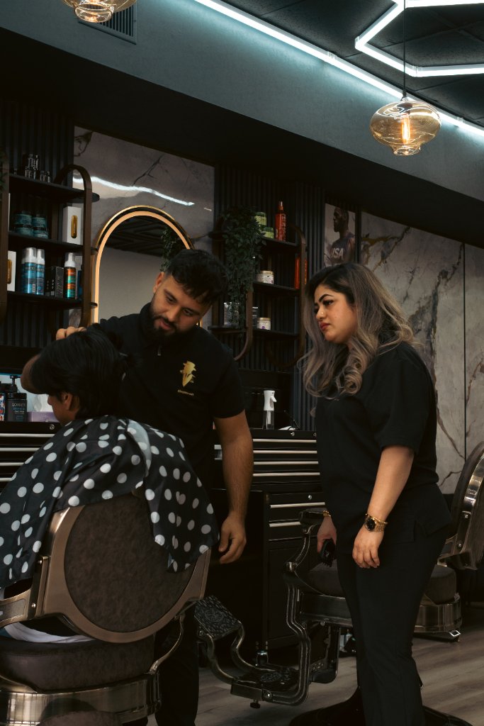 Barbier professionnel réalisant une coupe de précision chez Elegant Cut