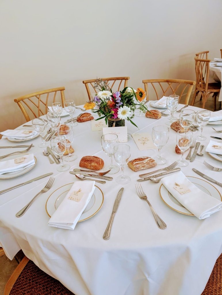Table ronde élégante avec vaisselle dorée