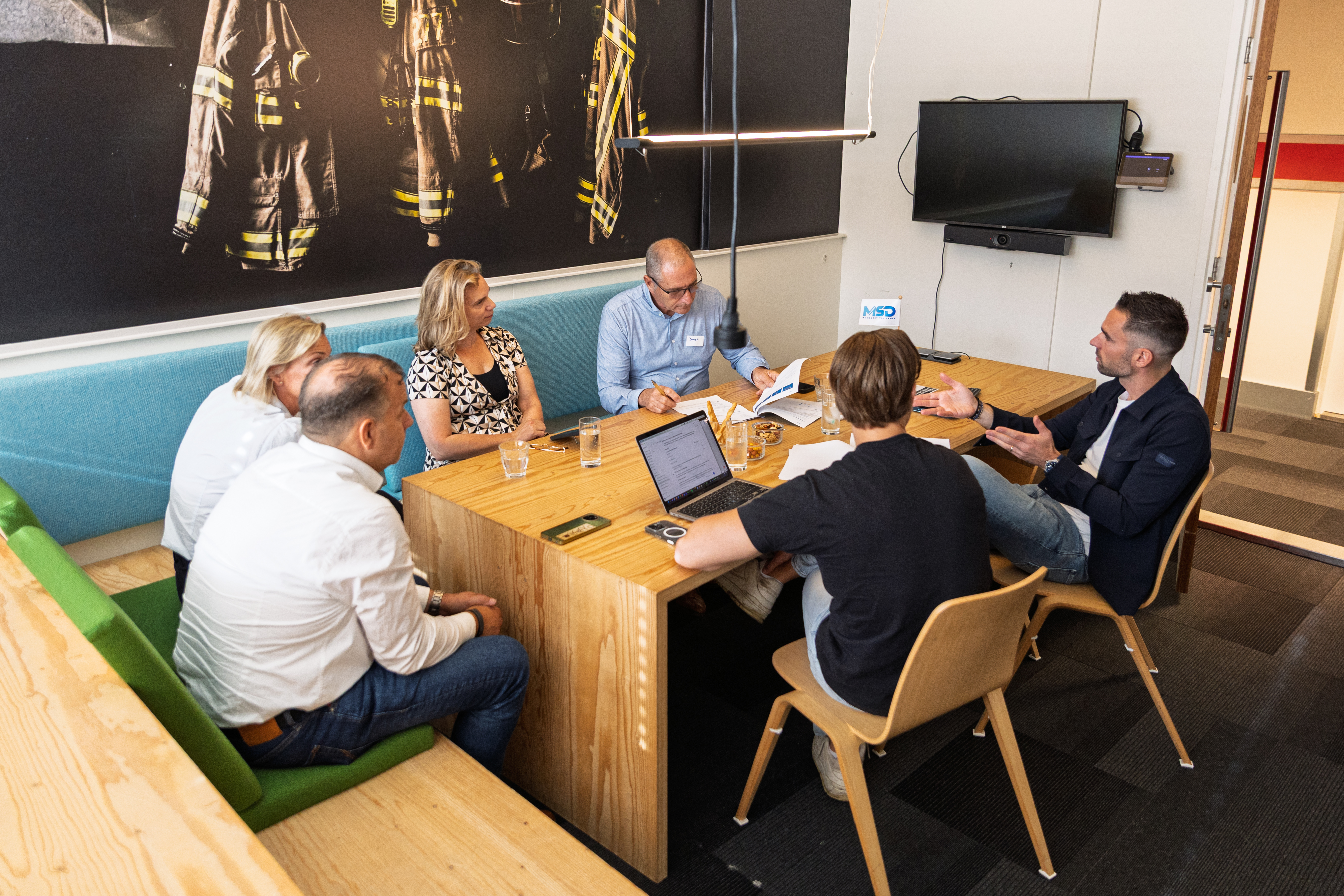Teamoverleg rondom de tafel