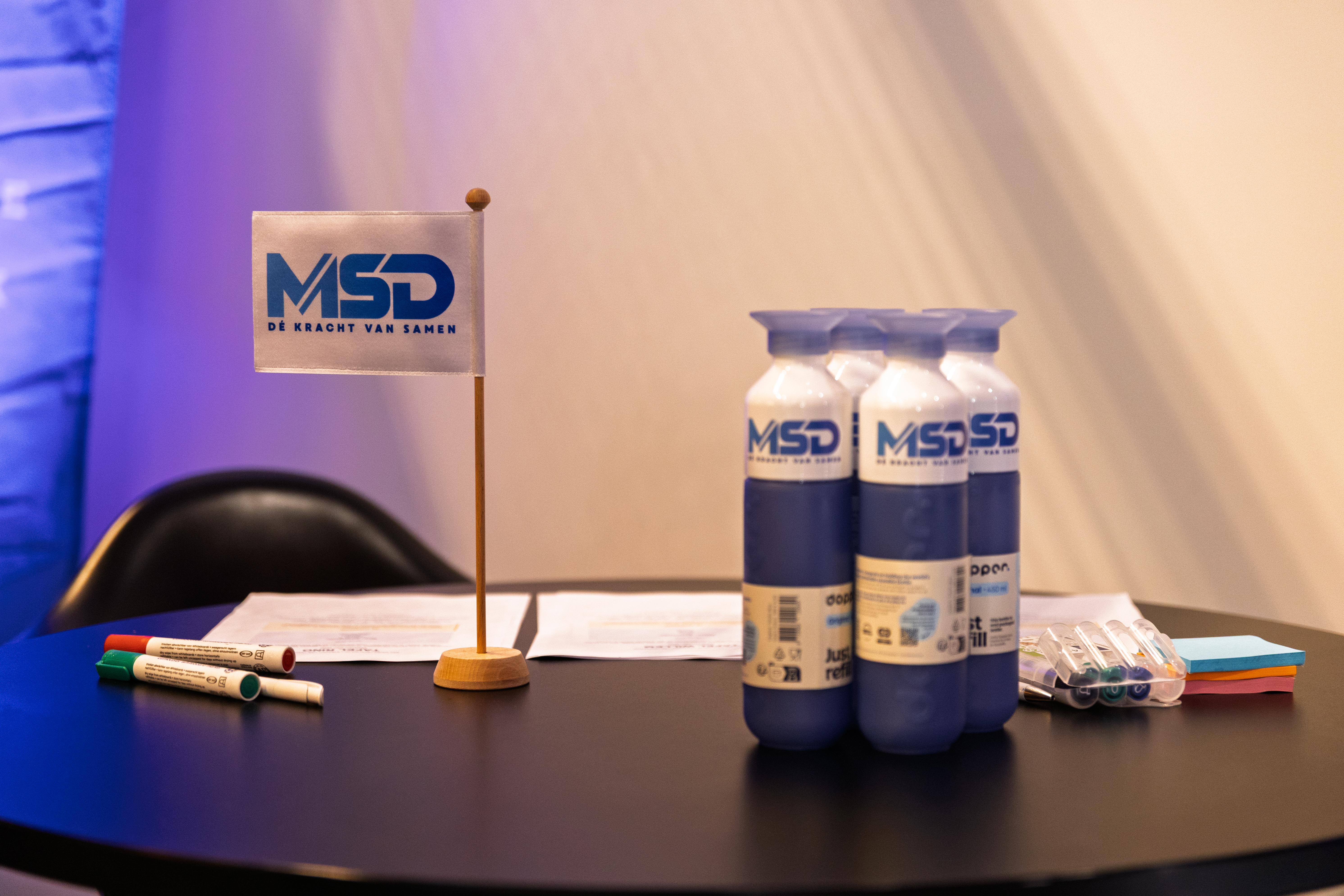 MSD Groep tafel met vlag en merkartikelen