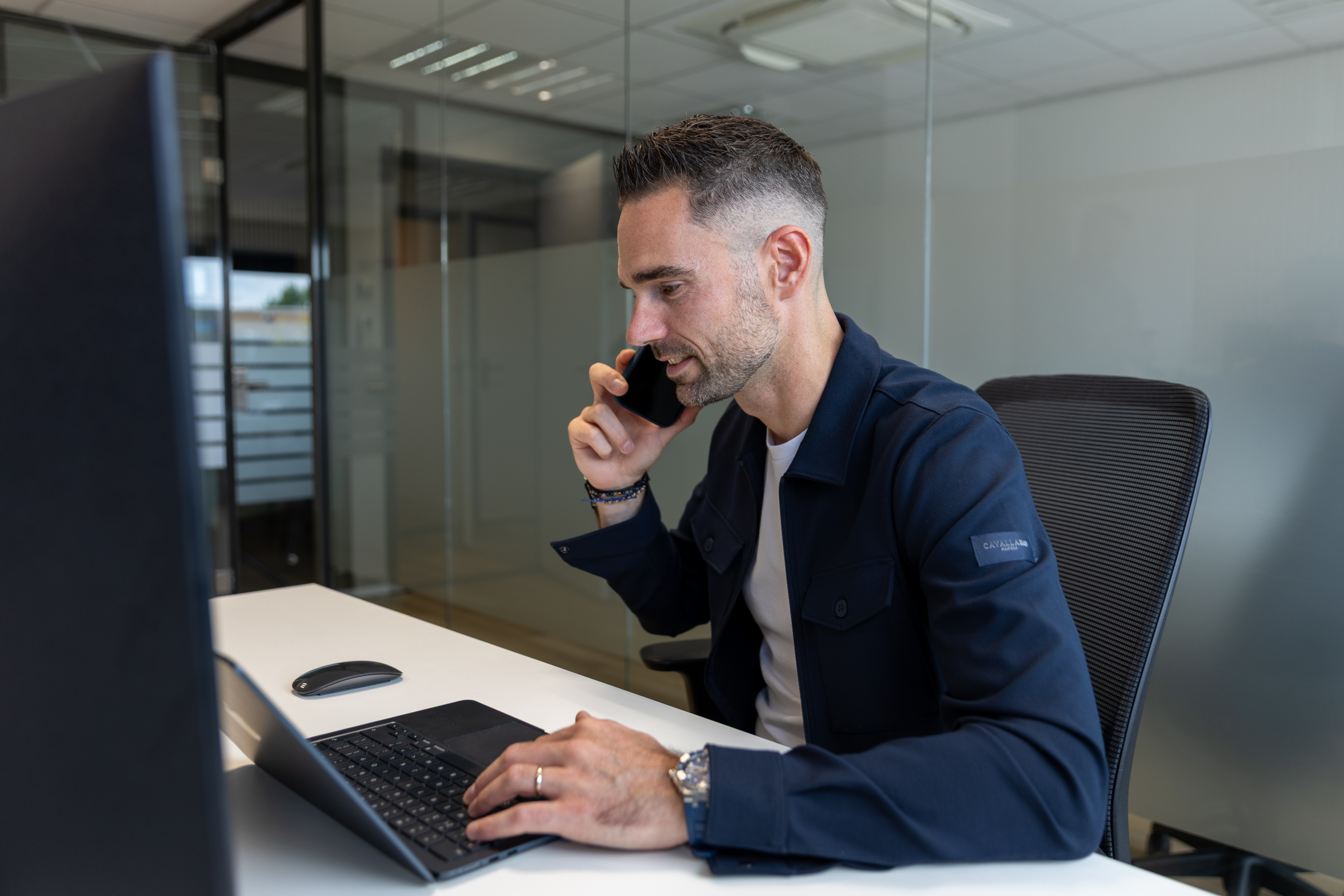 Aan de telefoon op kantoor