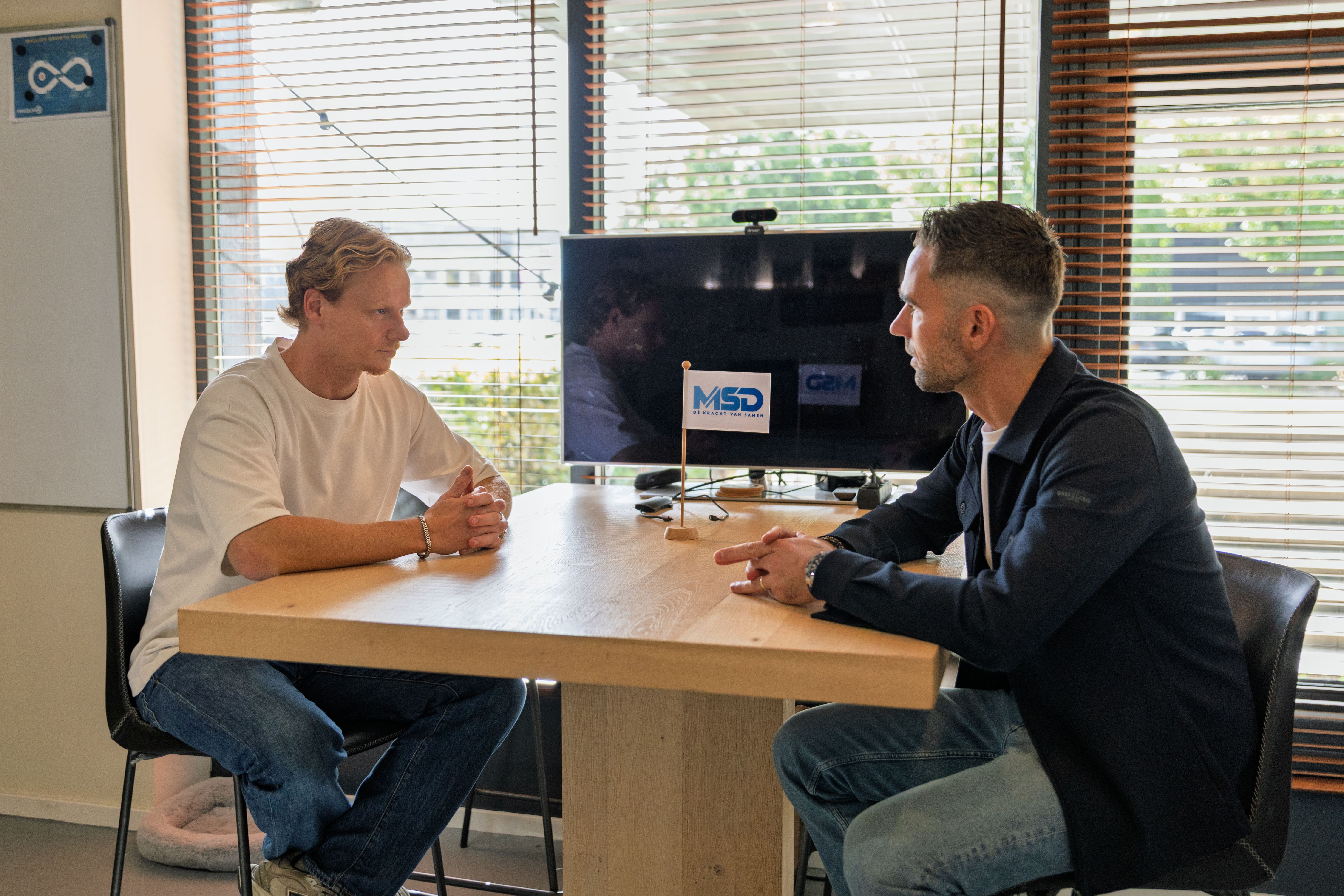 Gesprek met de MSD-vlag op tafel
