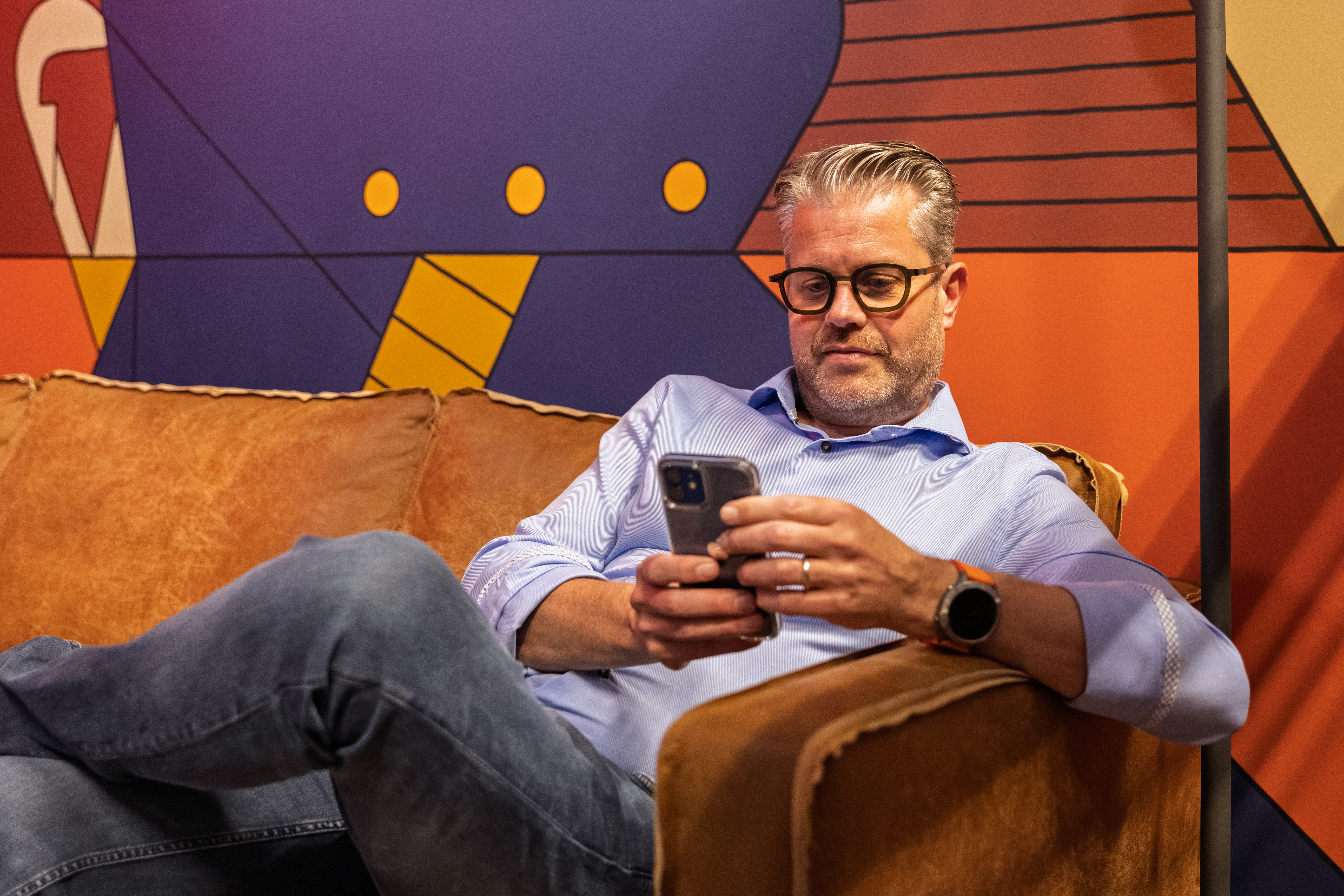 Ondernemer aan de telefoon op de bank