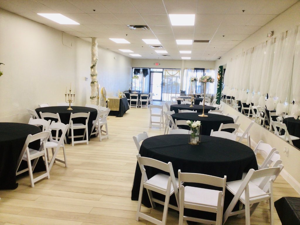 The Venue 4U — elegant interior with round tables and mirror wall