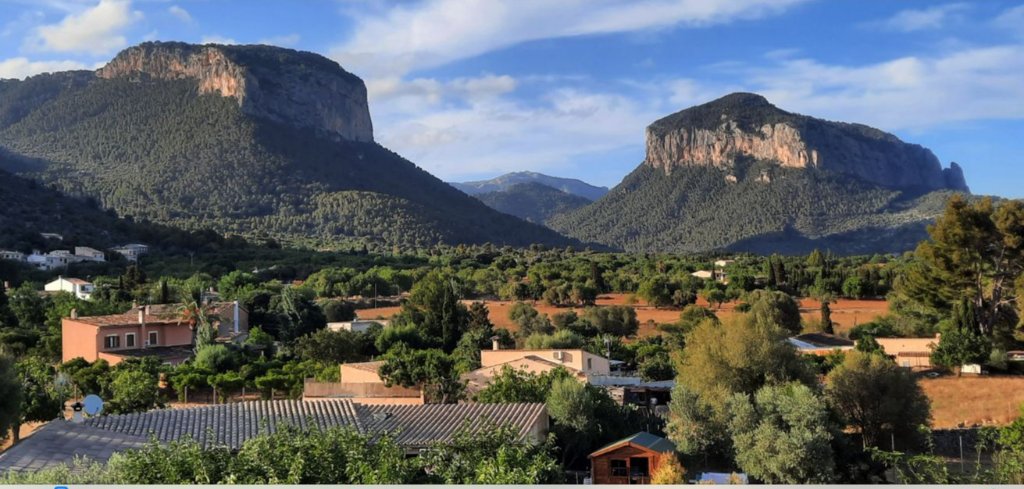 Excepcional casa de campo con gran terreno y vistas a la montaña - Alaró