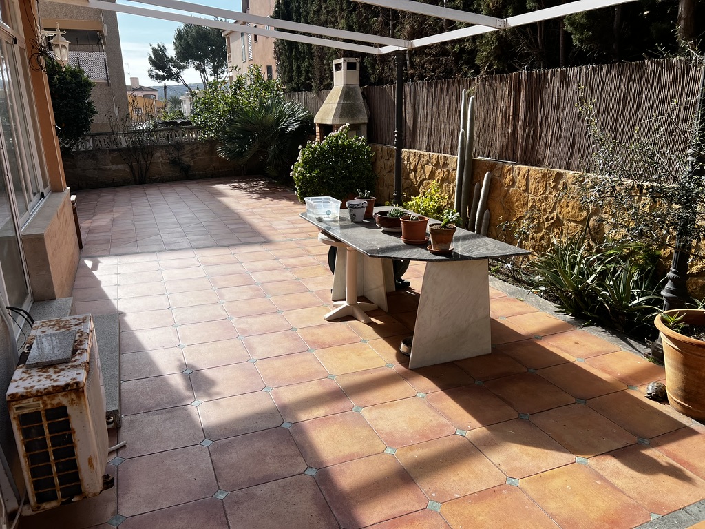 Acogedora planta baja con amplia terraza privada de 100 m² en Son Ferrer