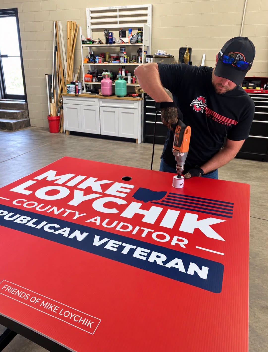Building the campaign, one sign at a time
